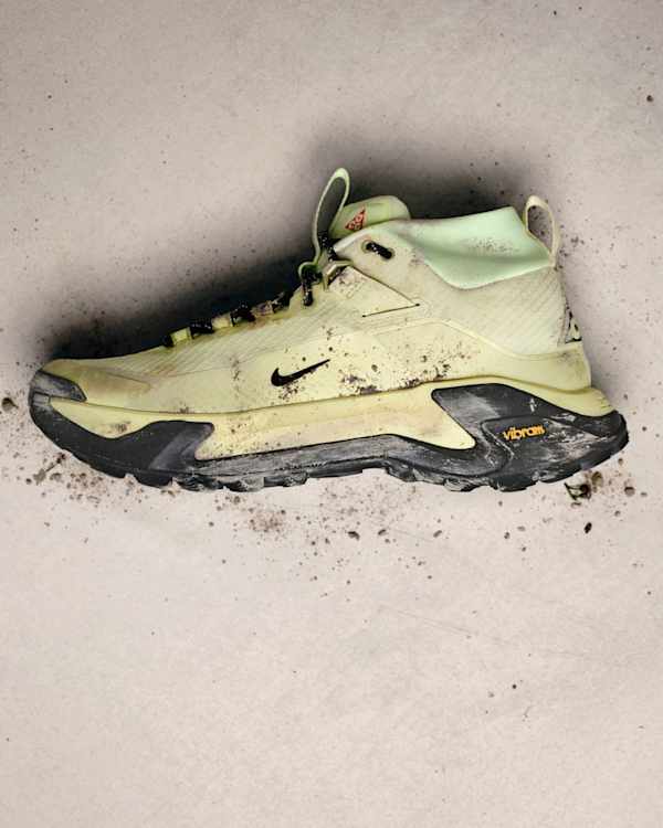 En lysegrønn Nike ACG Zegama Hike-terrengsko ligger på et skittent underlag i lys farge. Bildet viser Vibram®-sålen. , slide 3 of 6