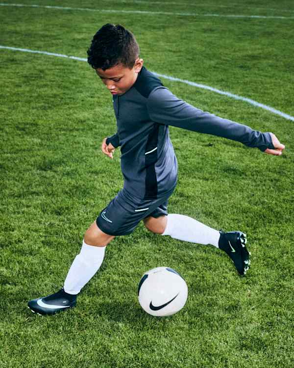 Gear Up By Sport, Calzado, vestimenta y accesorios para niños Nike. Nike.com, slide 2 of 3