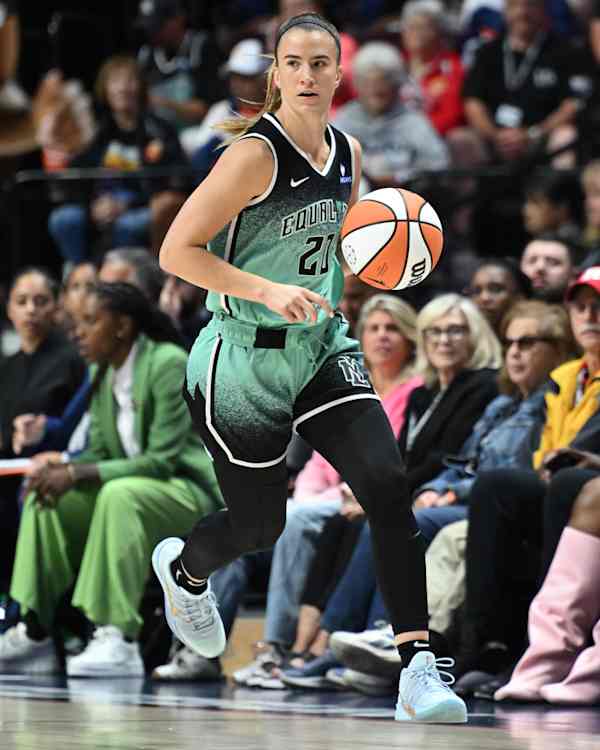 Signature-Athlet:innen, Nike Basketball, slide 2 of 9