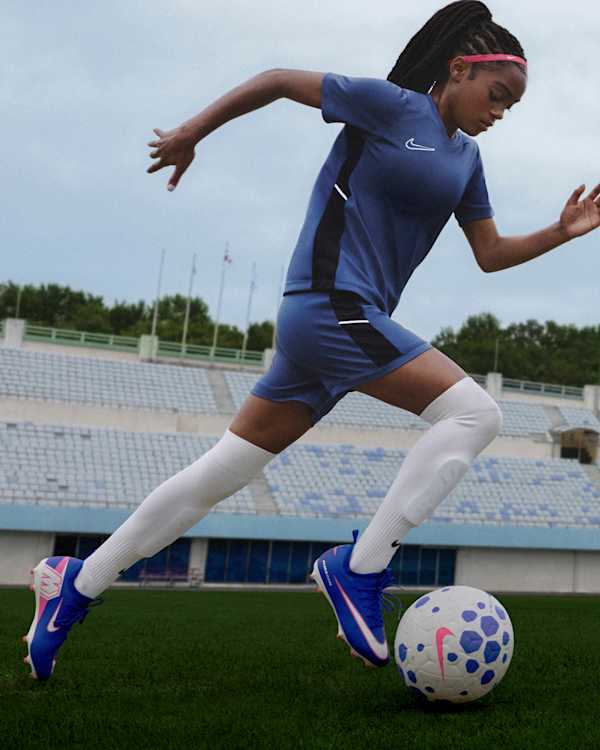 Descubrir por deporte, Nike Teens: tu lugar para encontrar lo último en moda, inspiración y sentimientos de verdad , slide 2 of 5