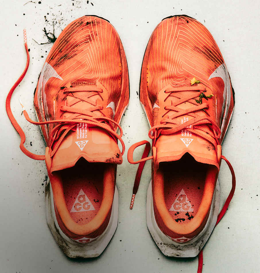 발끝과 뒤꿈치에 흙이 묻어 있는 ACG 울트라플라이를 위에서 수직으로 촬영한 사진.