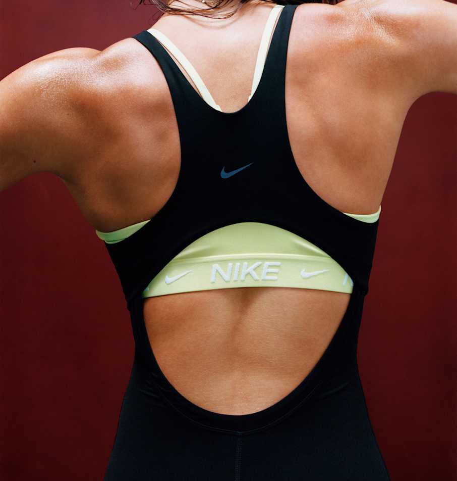 Nike 女鞋、服裝與配件