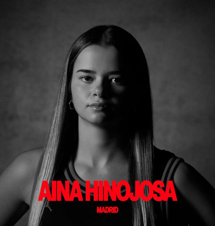 Portrait en noir et blanc de la joueuse de basket Aina Hinojosa.