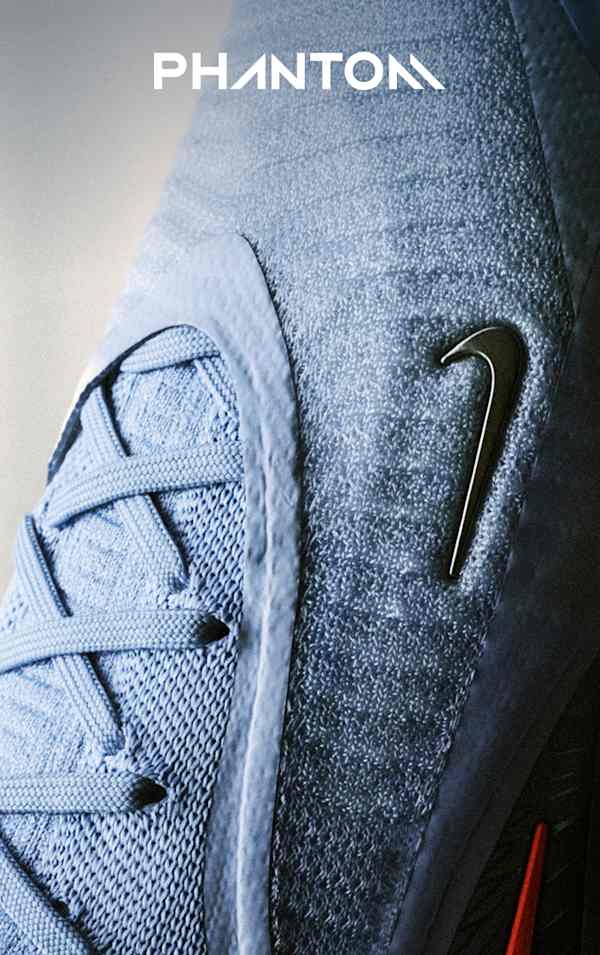 Eine Nahaufnahme eines hellblauen Nike United Phantom-Schuhs, der die Textur des gestrickten Obermaterials und einen dunkelgrauen Nike Swoosh zeigt., slide 3 of 3