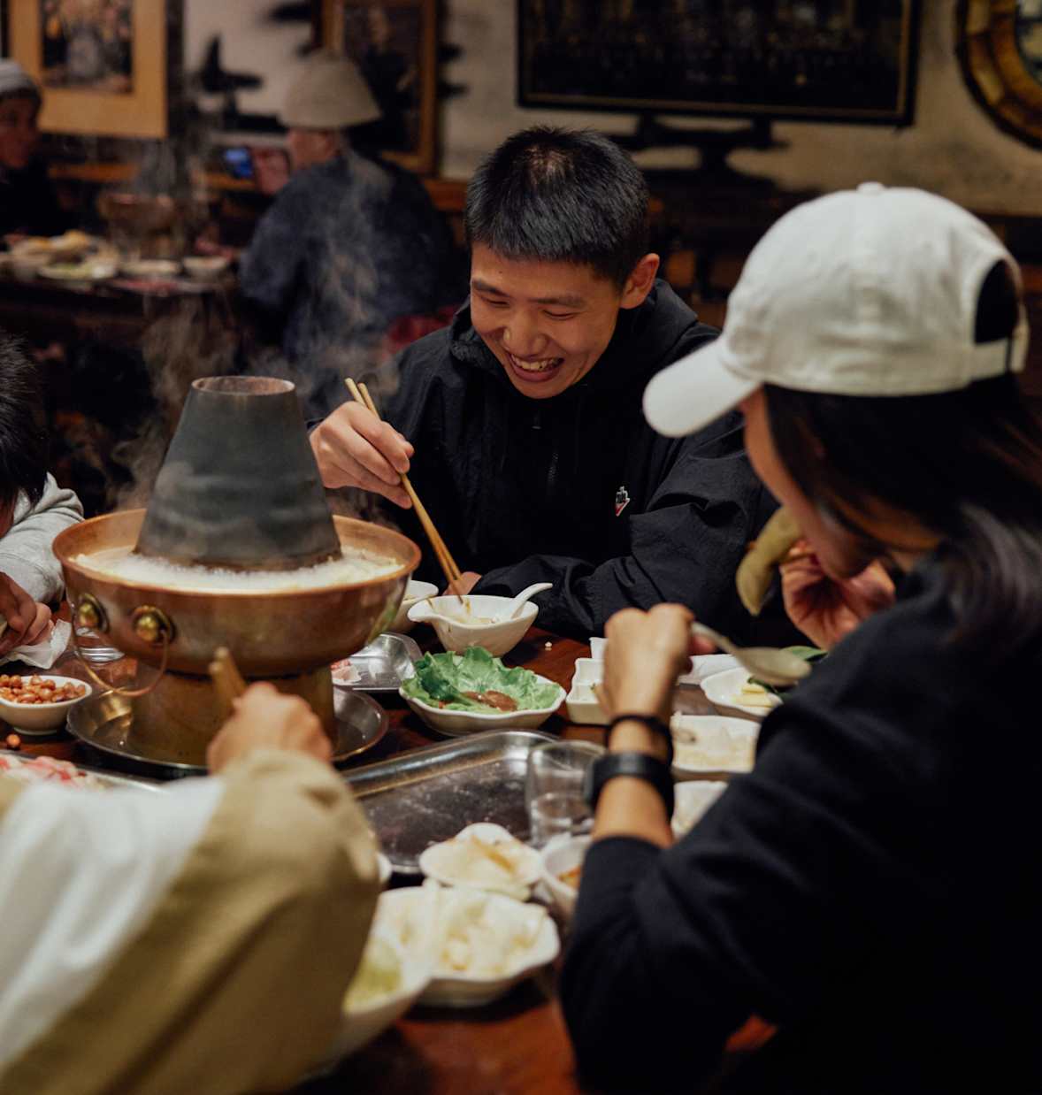 Néhány látássérült futó mögött iramfutók haladnak