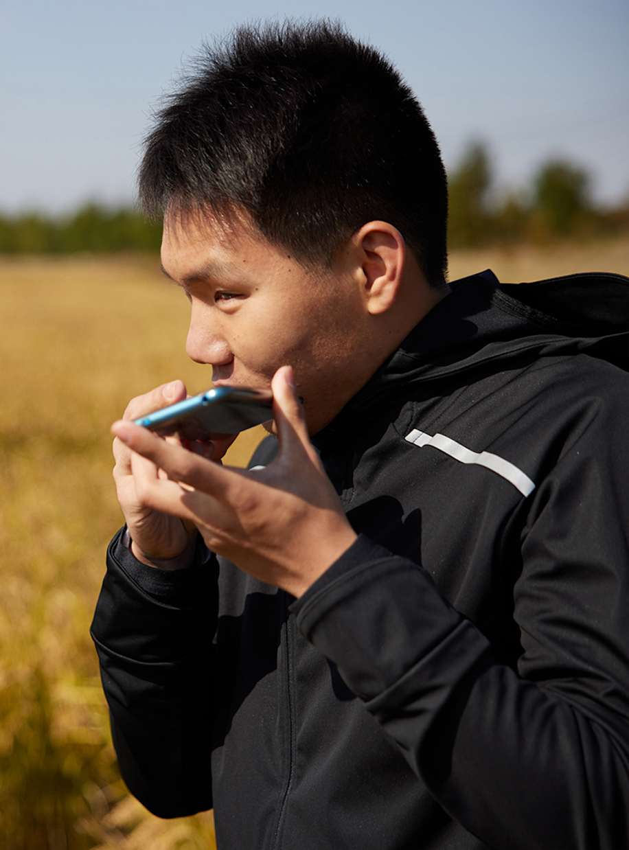 Les guides derrière les adeptes du running ayant une déficience visuelle