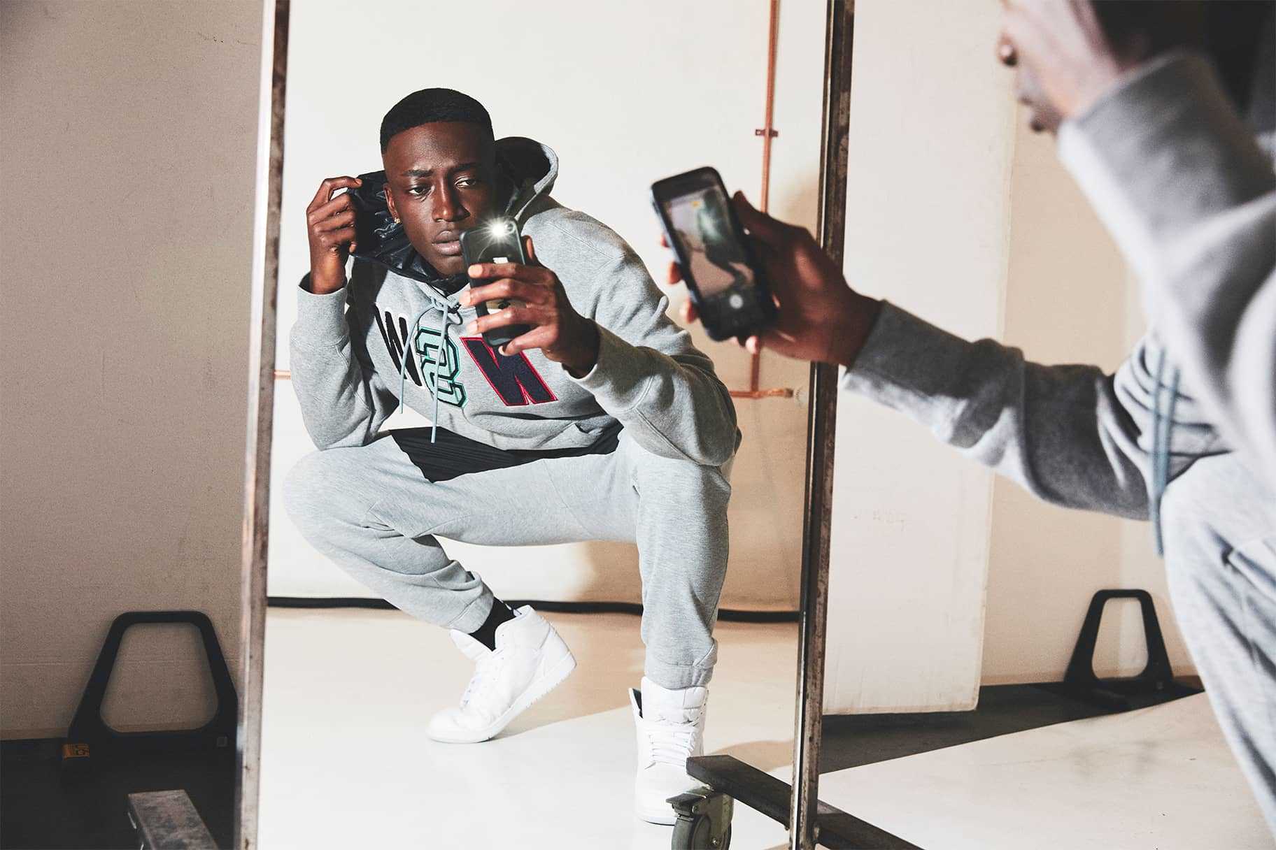 定番のパーカーやスウェットシャツをシーン別に着こなすコツ