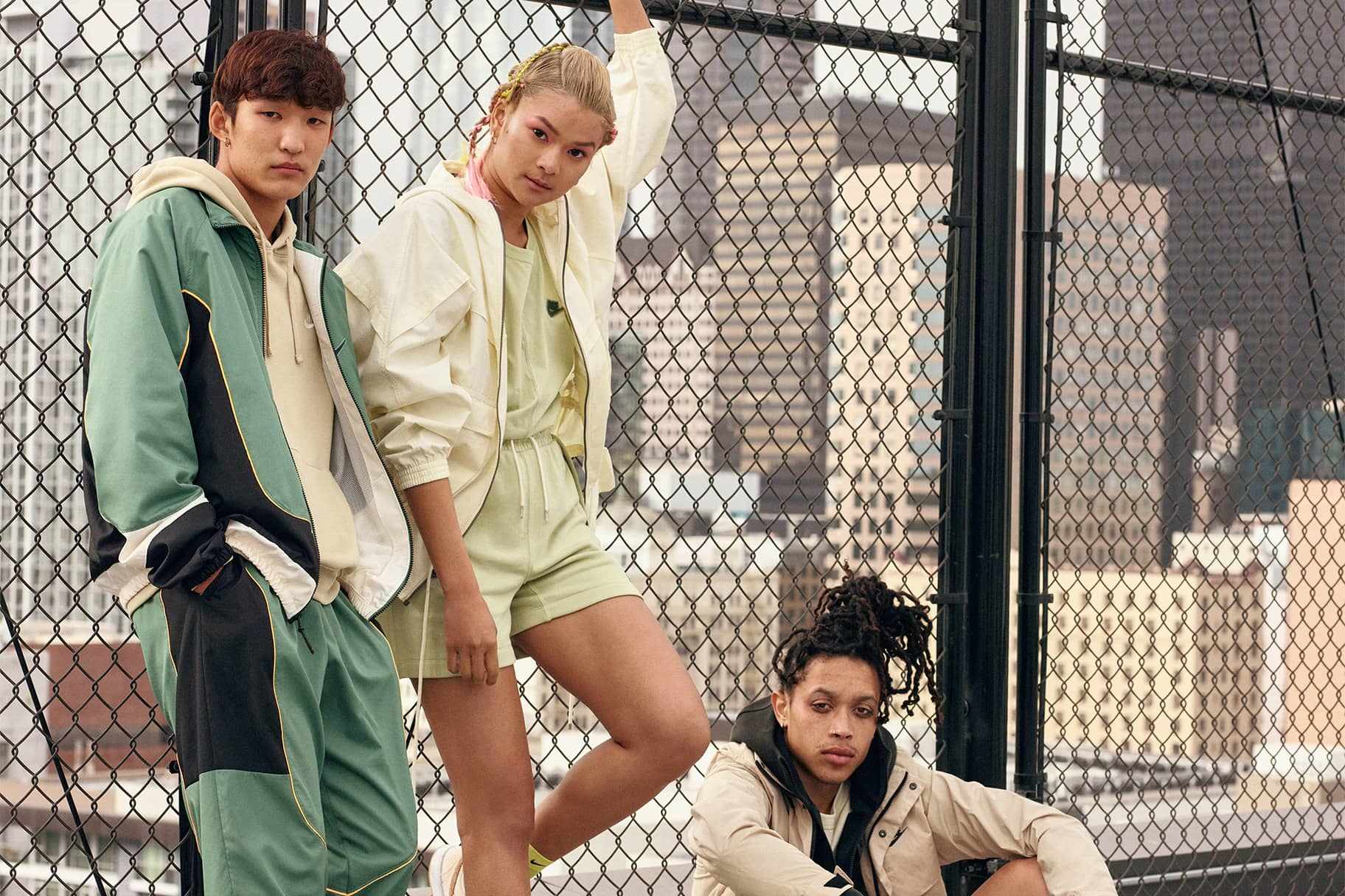 定番のパーカーやスウェットシャツをシーン別に着こなすコツ