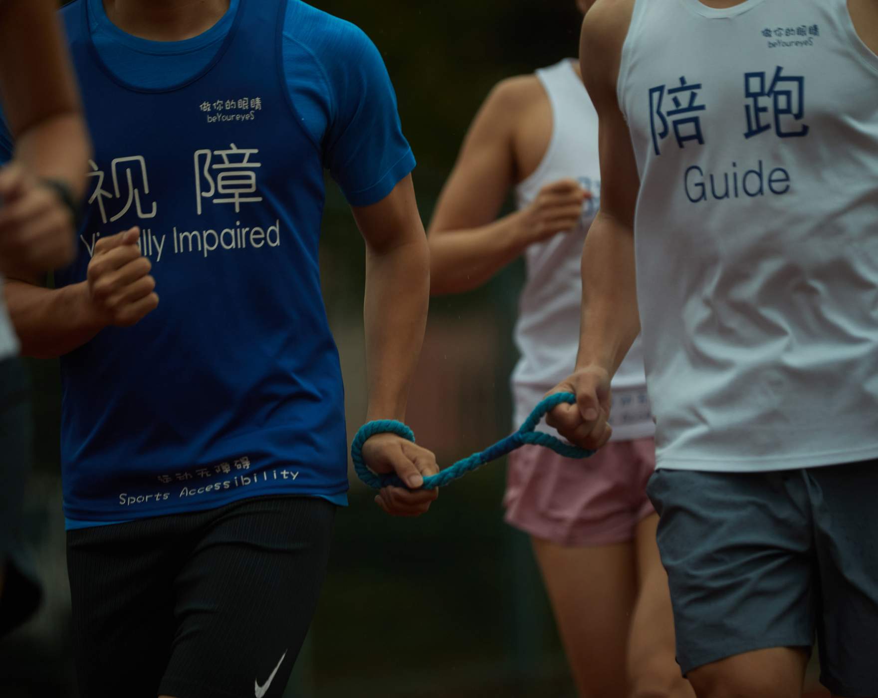 Las liebres que acompañan a algunos runners con deficiencia visual