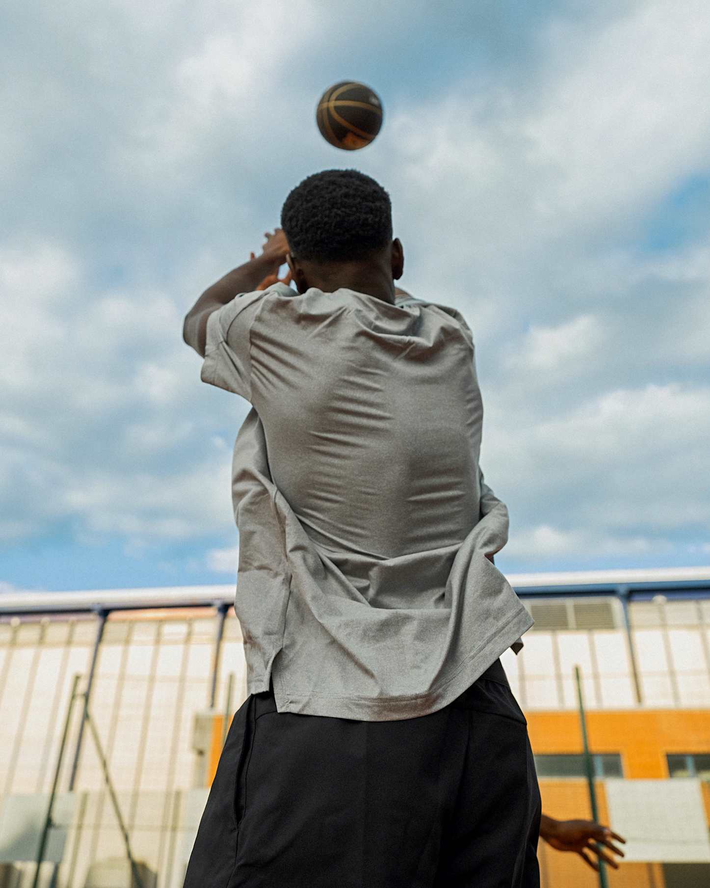 パリのストリートサッカーをテーマに活躍する、新鋭映像作家ラミン・コンテの紹介