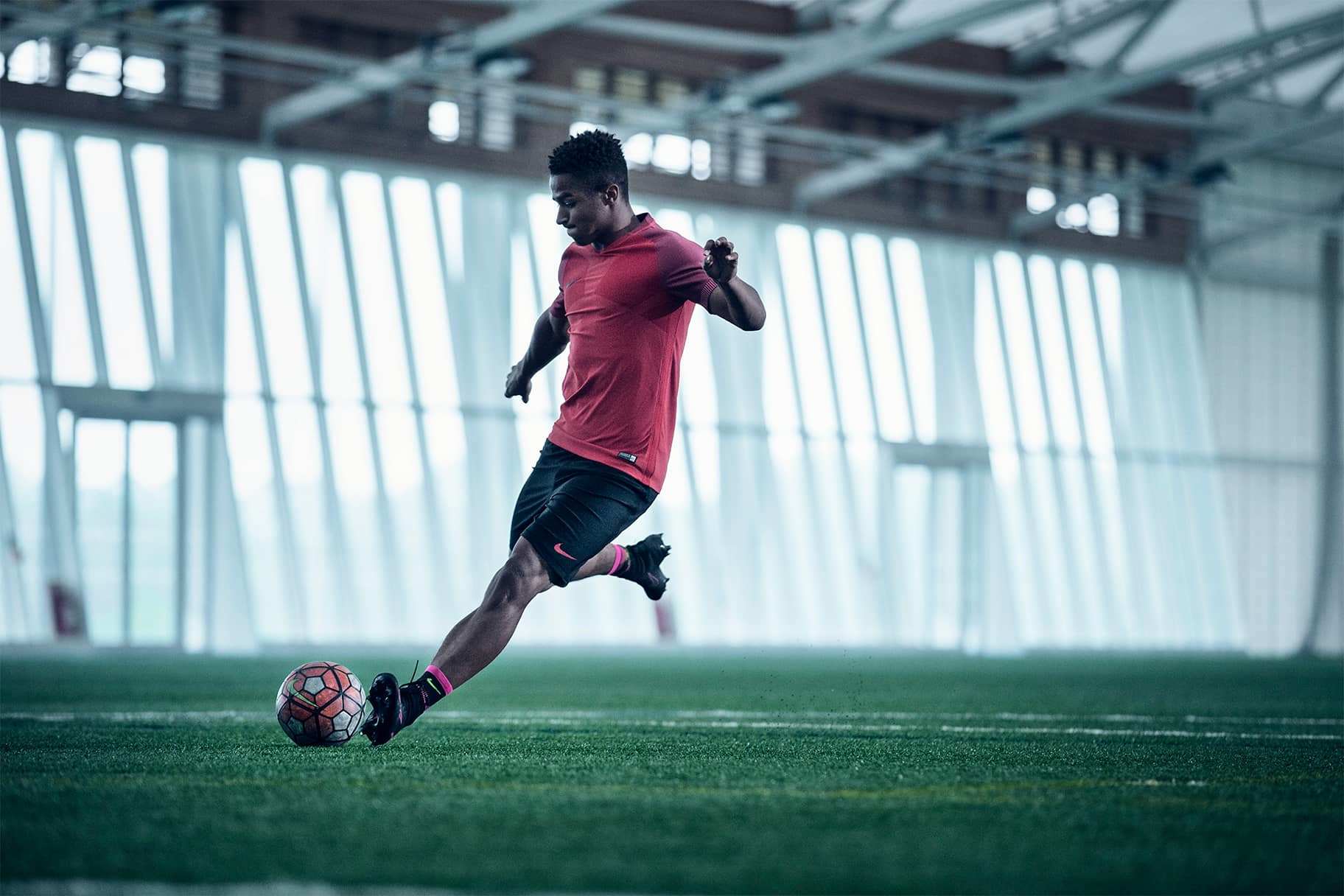  Een voetbal schoppen