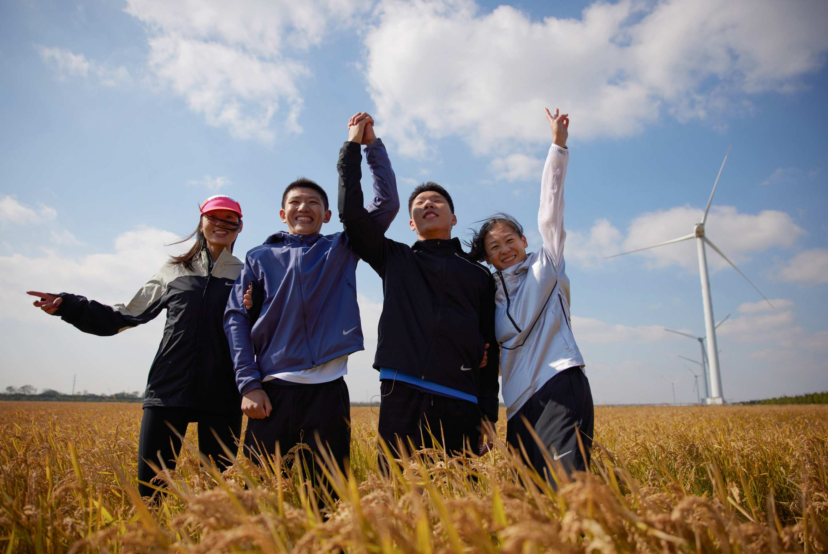 Les guides derrière les adeptes du running ayant une déficience visuelle