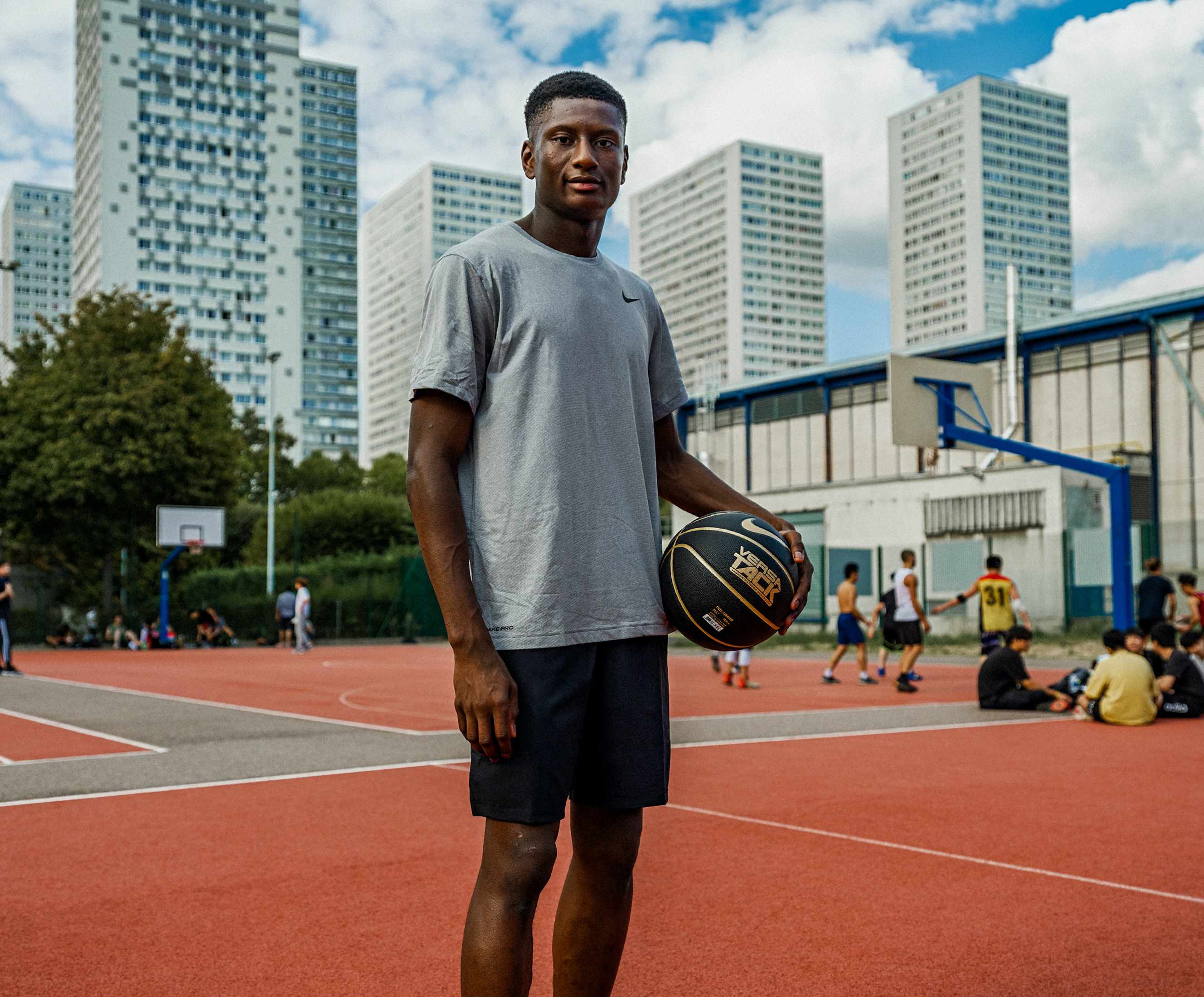 パリのストリートサッカーをテーマに活躍する、新鋭映像作家ラミン・コンテの紹介