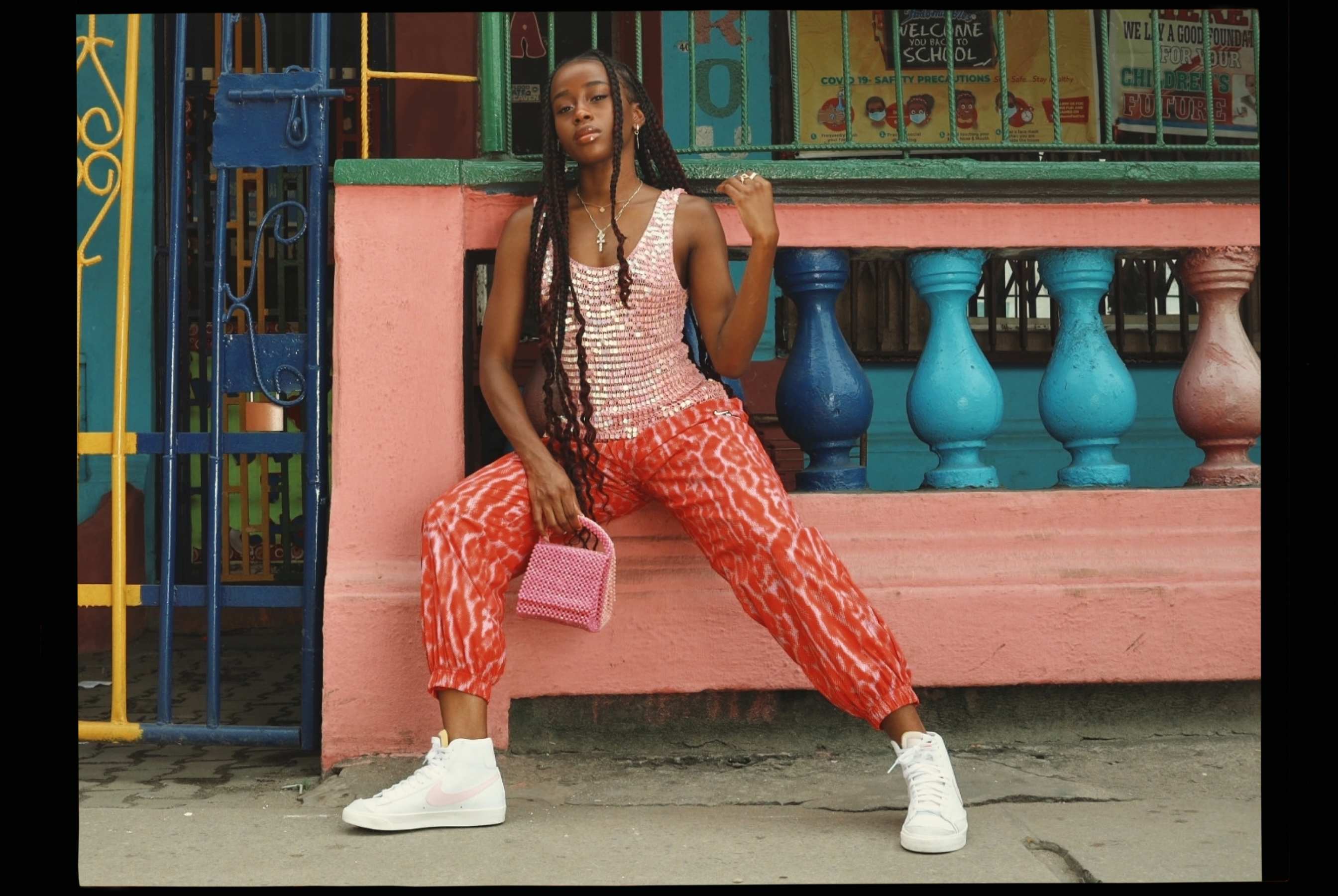 Πέρα από την εφαρμογή: Η Momo Hassan-Odukale επαναπροσδιορίζει τη νιγηριανή μόδα