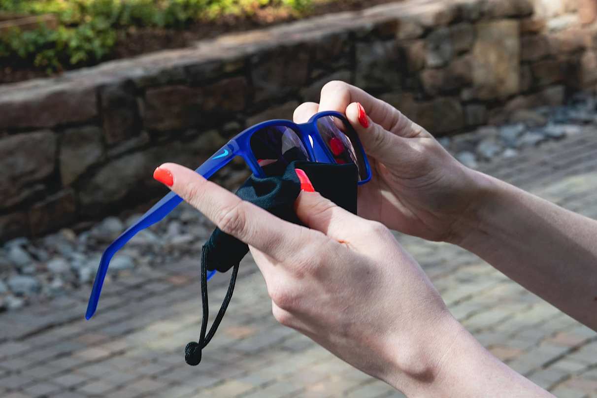Nettoyer ses lunettes de soleil en quatre étapes simples