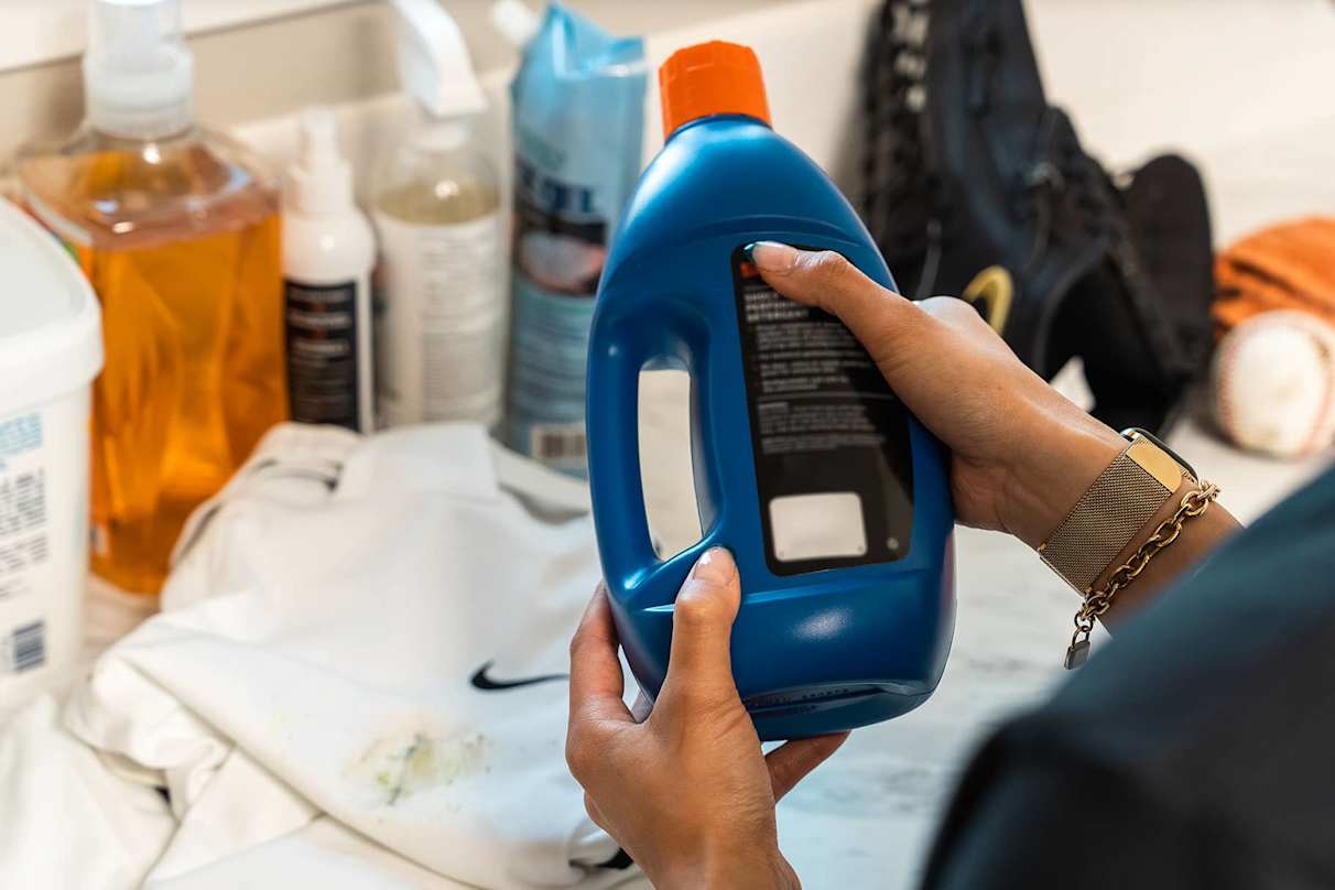 Zo was je witte honkbalbroeken in 6 simpele stappen