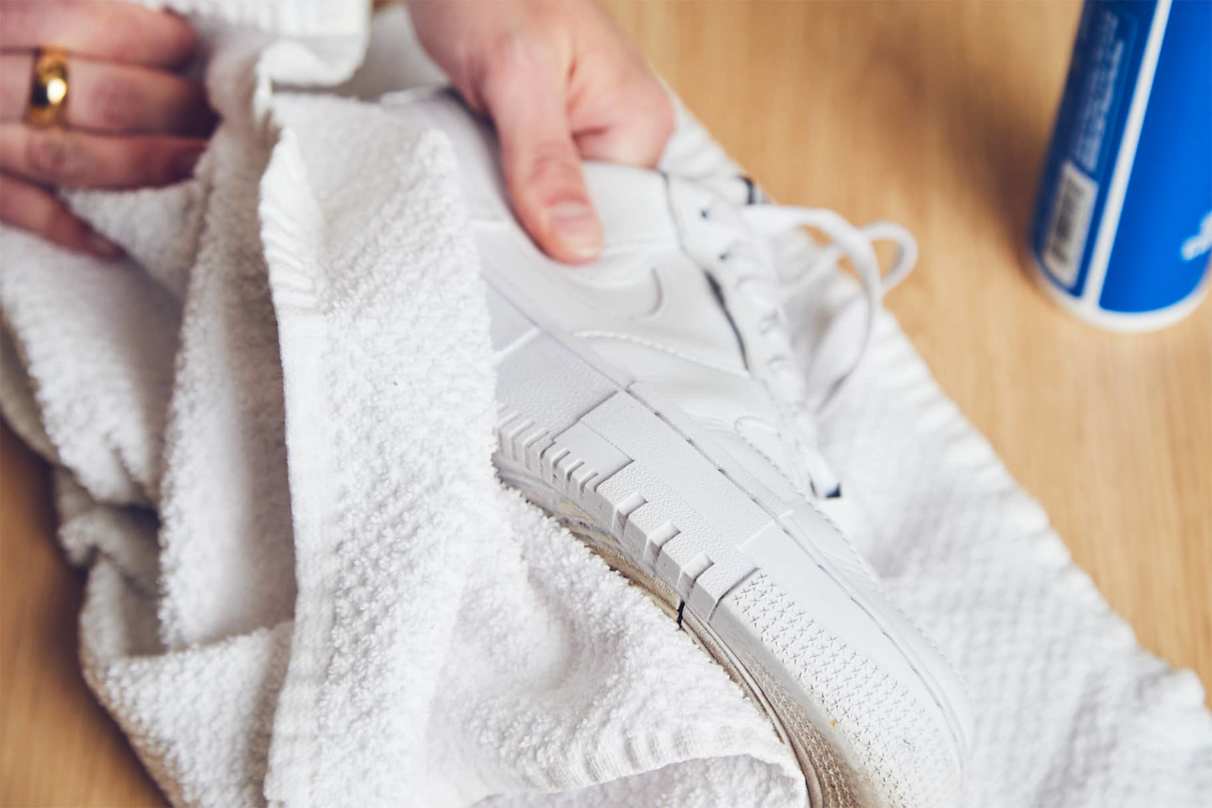 Com pots treure les arrugues i marques de les sabatilles