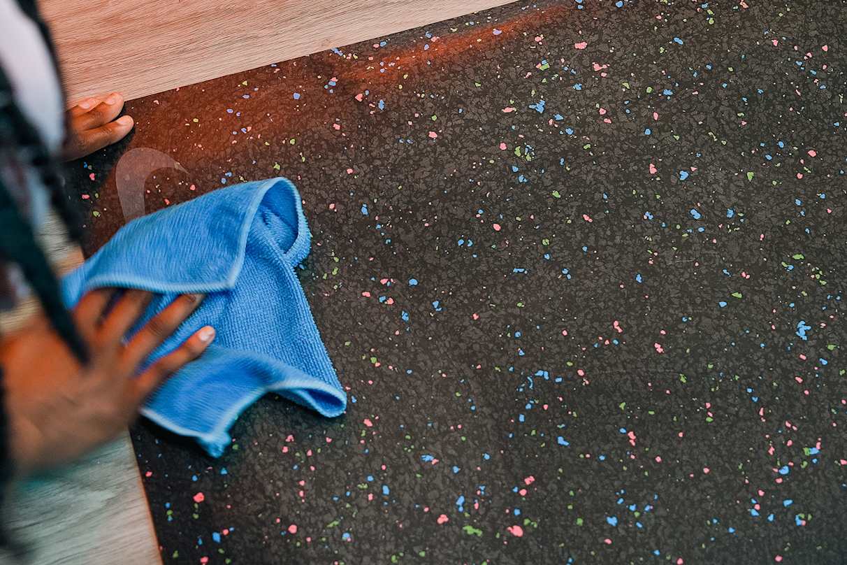 Zo maak je in 7 snelle stappen je yogamat schoon