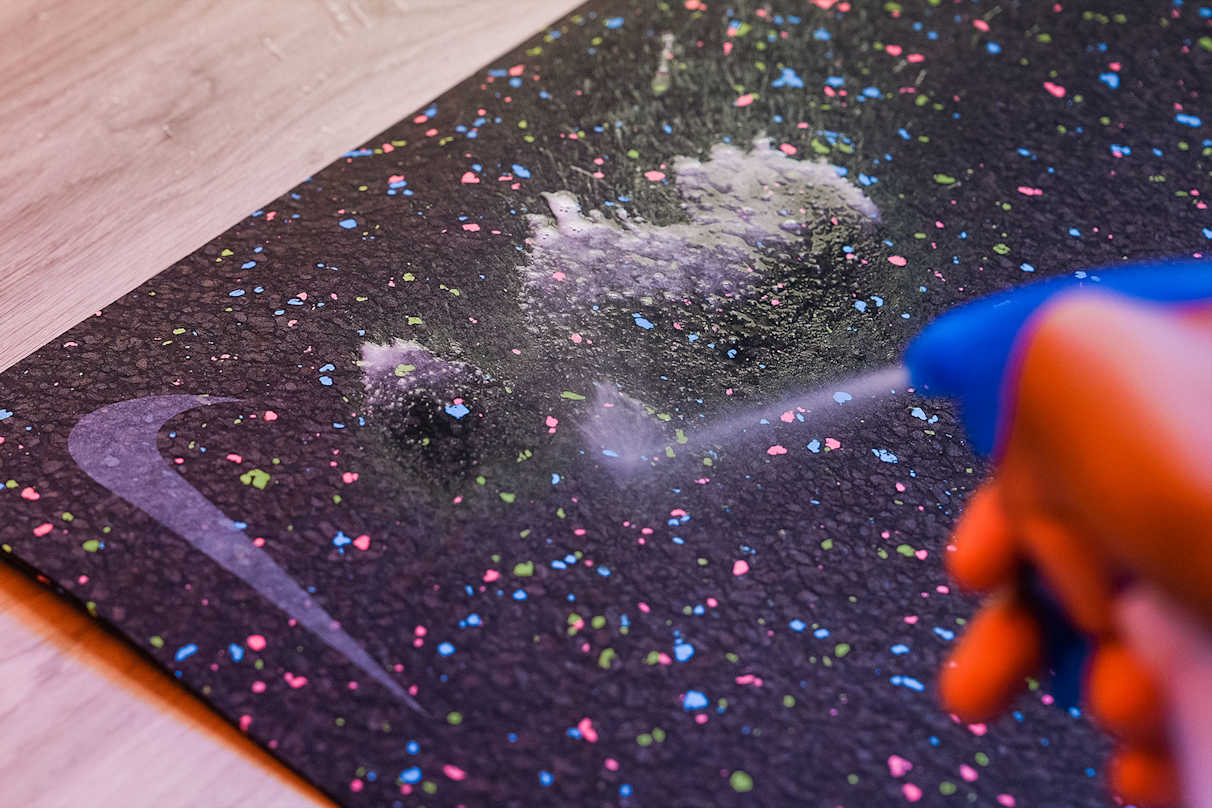 Zo maak je in 7 snelle stappen je yogamat schoon