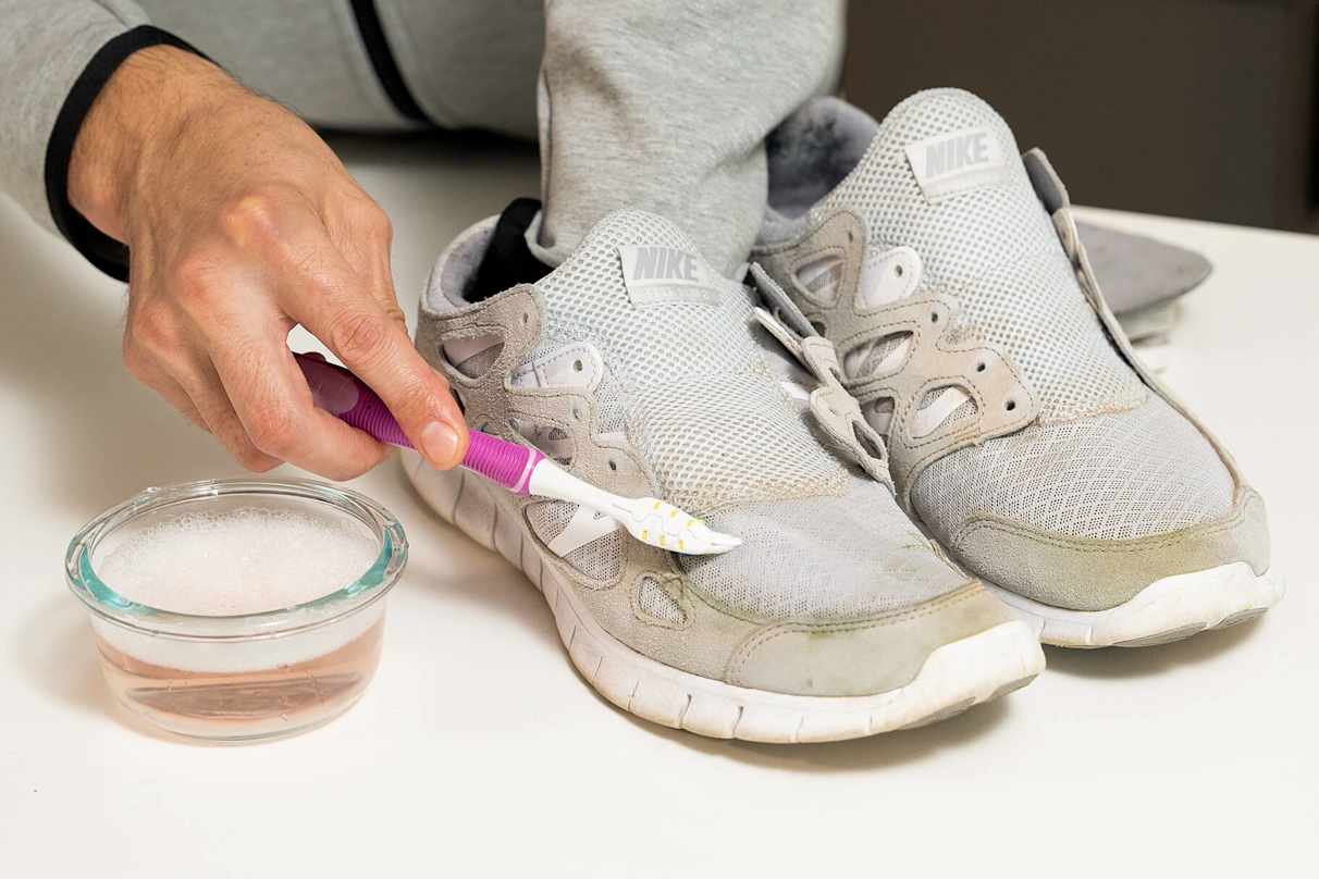 Comment enlever les taches de pelouse sur les chaussures