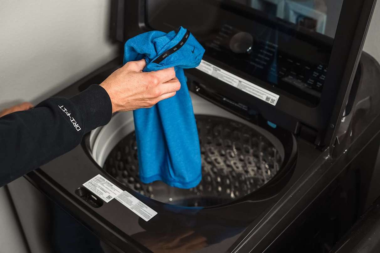 Cómo quitar el molesto olor a axilas de las playeras