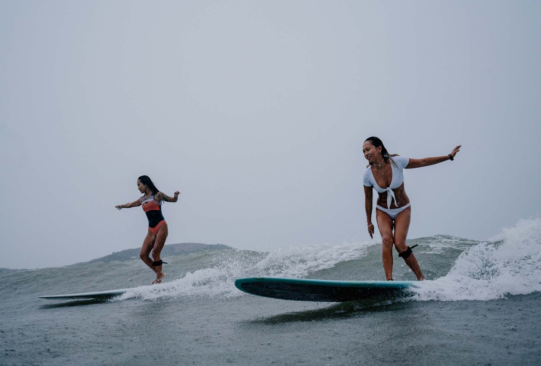 Les surfeuses qui font des vagues à Hainan