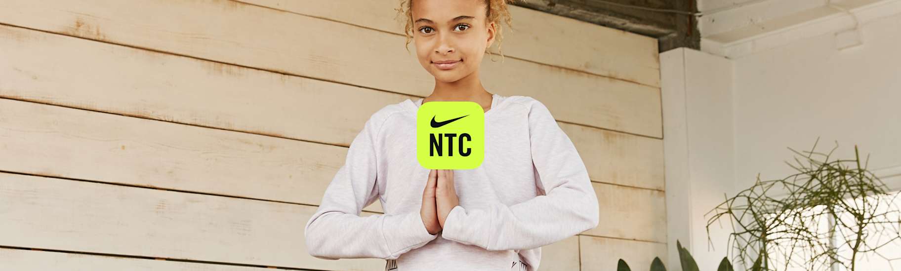 全家一起做有趣的瑜伽運動