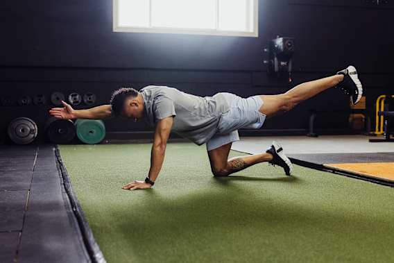 ワークアウトのルーチンにバード ドッグ エクササイズを取り入れるべき理由をトレーナーが解説 