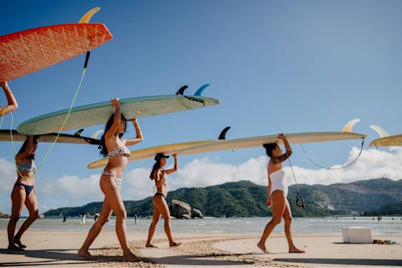 Surferinnen schlagen hohe Wellen in Hainan 