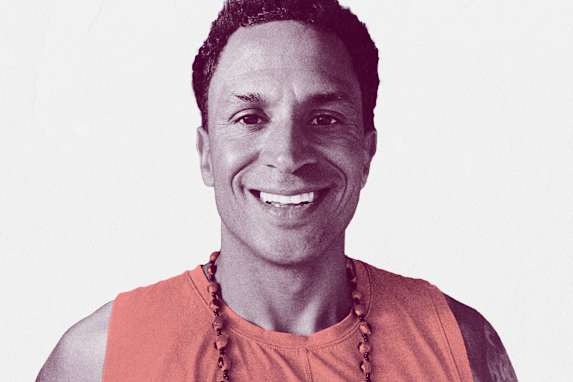 Le coach Nike Branden Collinsworth explique comment le yoga améliore les performances