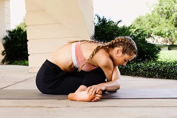 De vier beste yogahoudingen om te ontspannen, volgens de experts