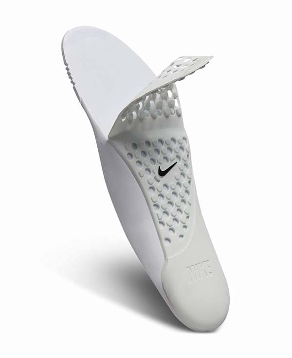 Nouveaux articles Nike pour la maternité : une brassière de sport adaptée aux tire-laits portables et des chaussures EasyOn parfaites pour la grossesse et la période post-partum