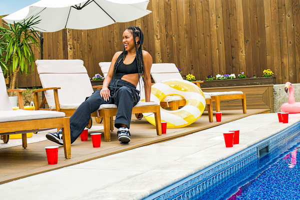 Das richtige Outfit für eine Pool-Party: 6 coole Sommerlooks