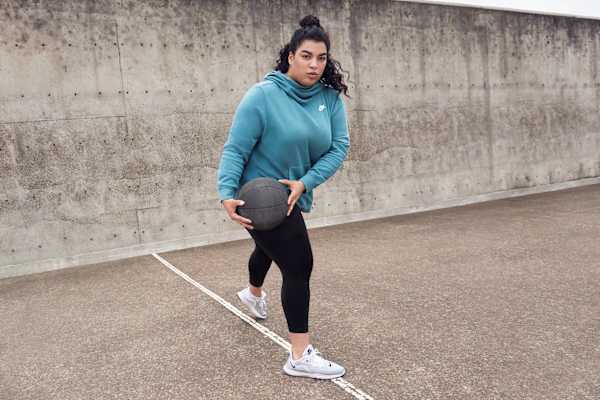 Le migliori felpe con cappuccio Nike da donna per ogni attività (Plus size)