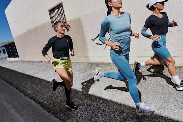 Las mejores playeras de entrenamiento Nike de manga larga para mujer que puedes comprar ahora