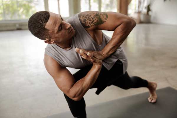 Cosa devono indossare gli uomini per fare yoga?