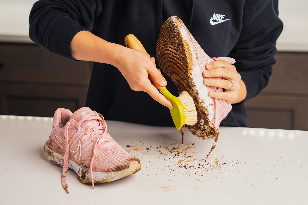 Cómo limpiar zapatillas con barro