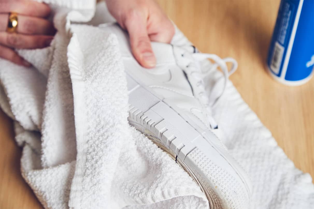 Cómo eliminar los pliegues y las arrugas de las zapatillas