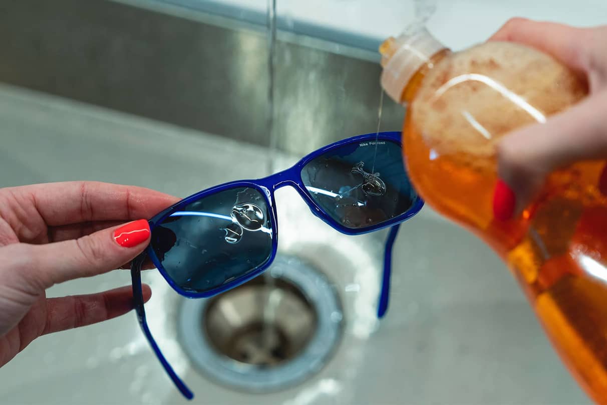 Nettoyer ses lunettes de soleil en quatre étapes simples