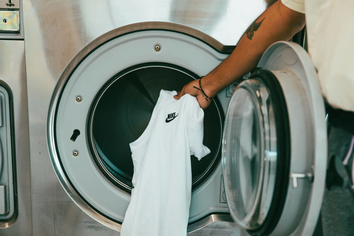 Cómo quitar manchas de sudor de las camisetas