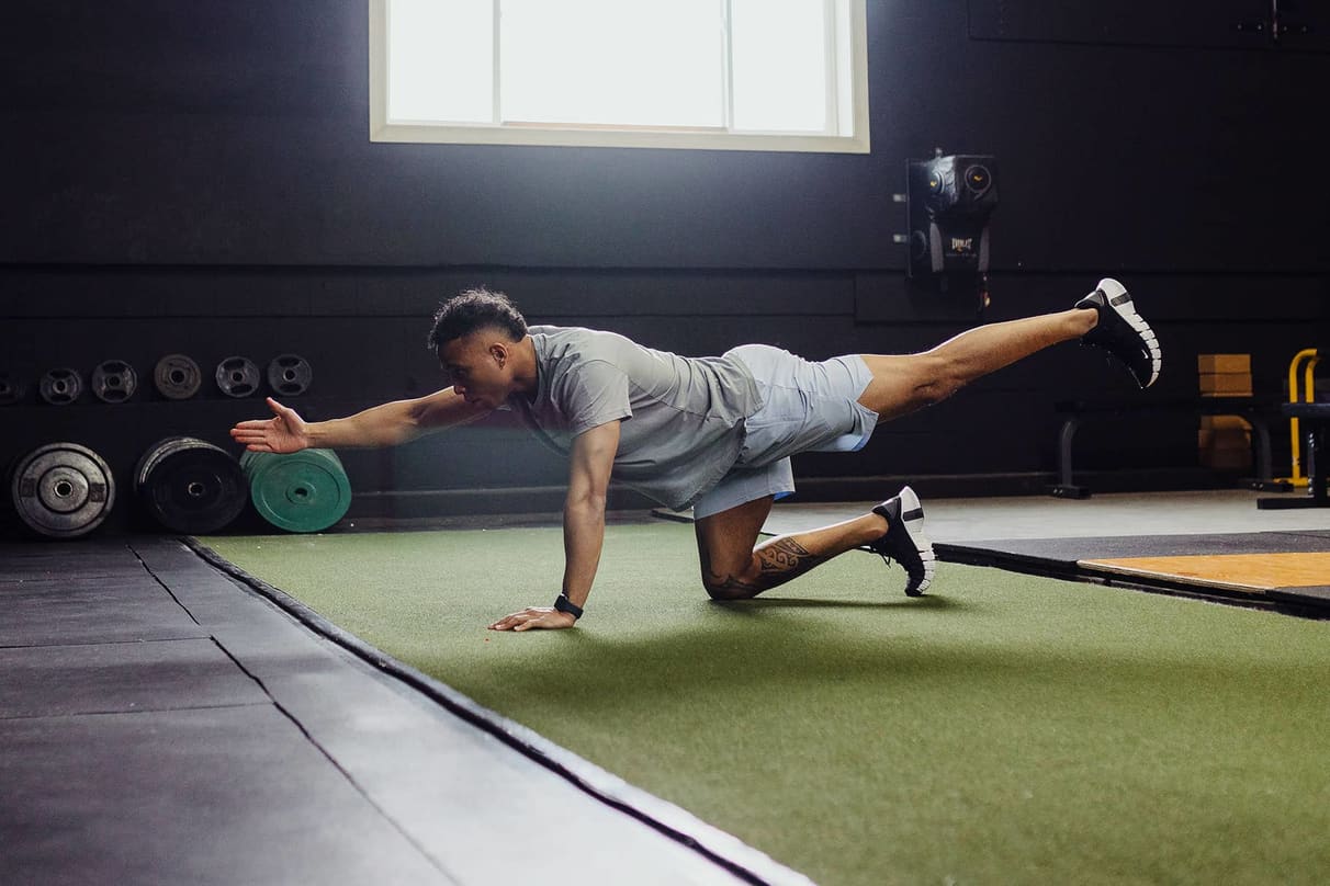 Perché dovresti integrare l'esercizio bird dog nella tua routine di allenamento, secondo i trainer