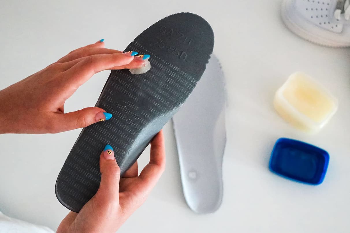 Zo voorkom je piepende schoenen