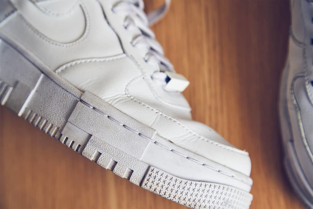 Come rimuovere le pieghe e i segni dalle scarpe