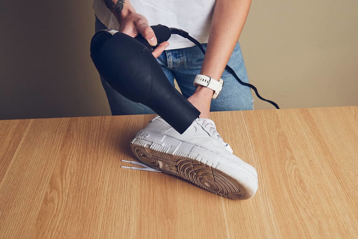 Cómo eliminar los pliegues y las arrugas de las zapatillas