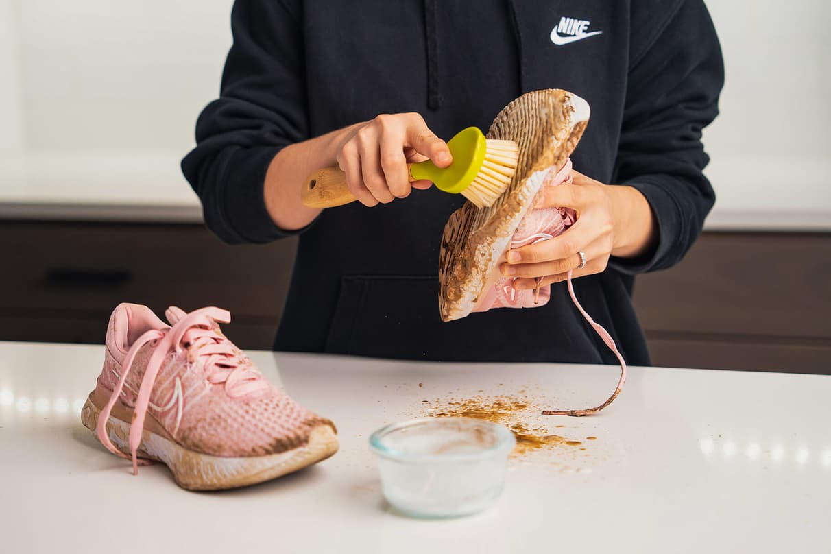 Cómo limpiar zapatillas con barro