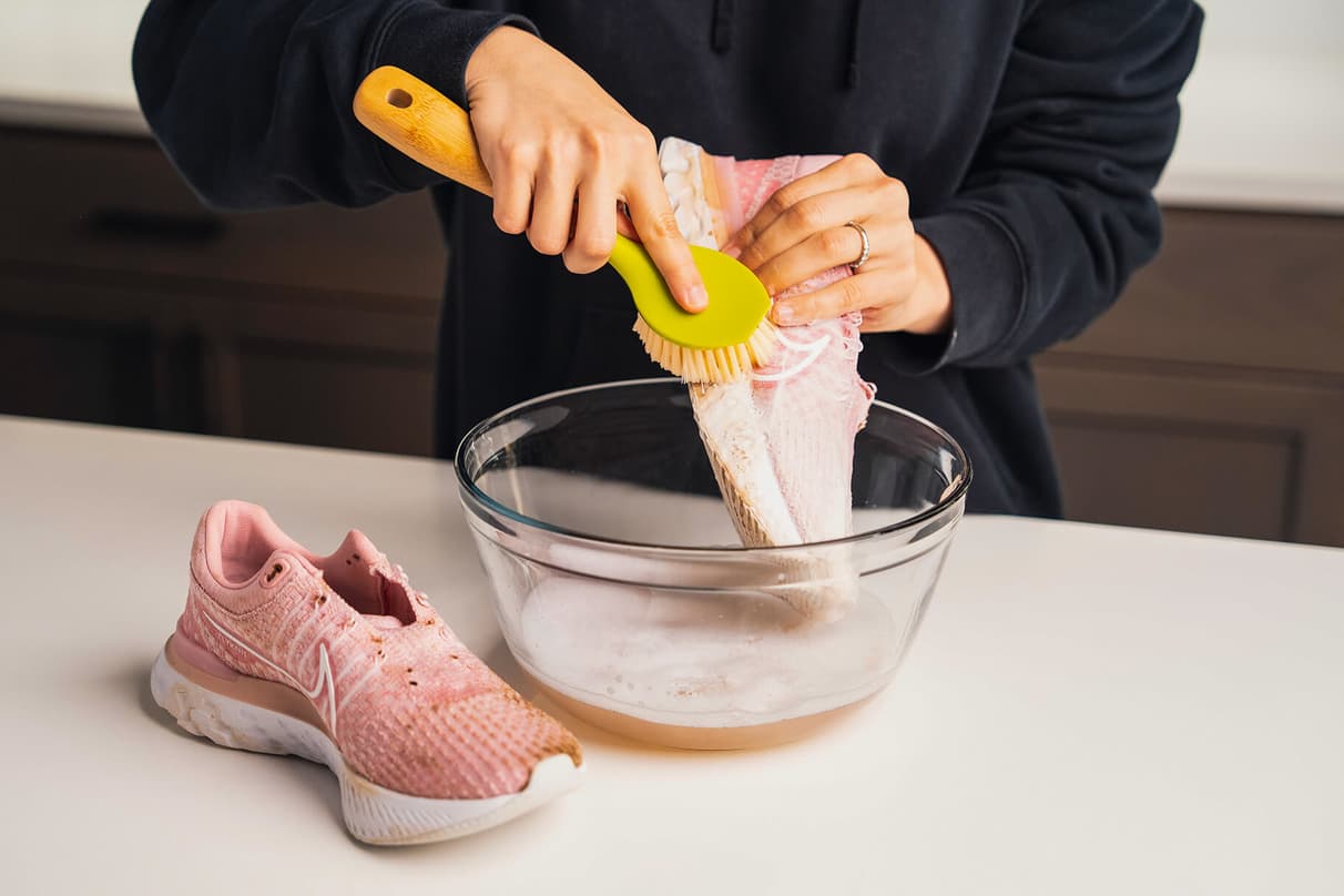 Cómo limpiar zapatillas con barro