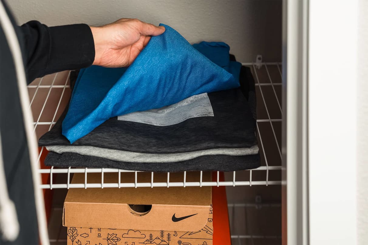 Come eliminare il fastidioso odore di ascella dalle maglie