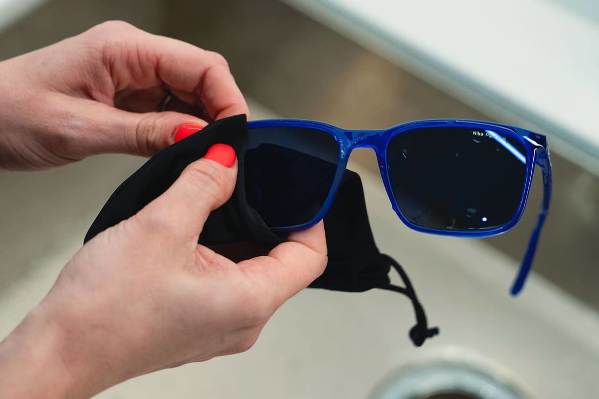 Cómo limpiar gafas de sol en 4 sencillos pasos