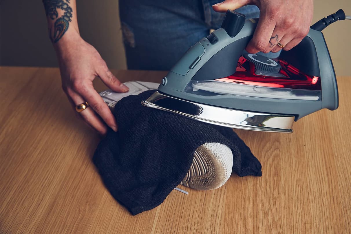 Cómo eliminar los pliegues y las arrugas de las zapatillas