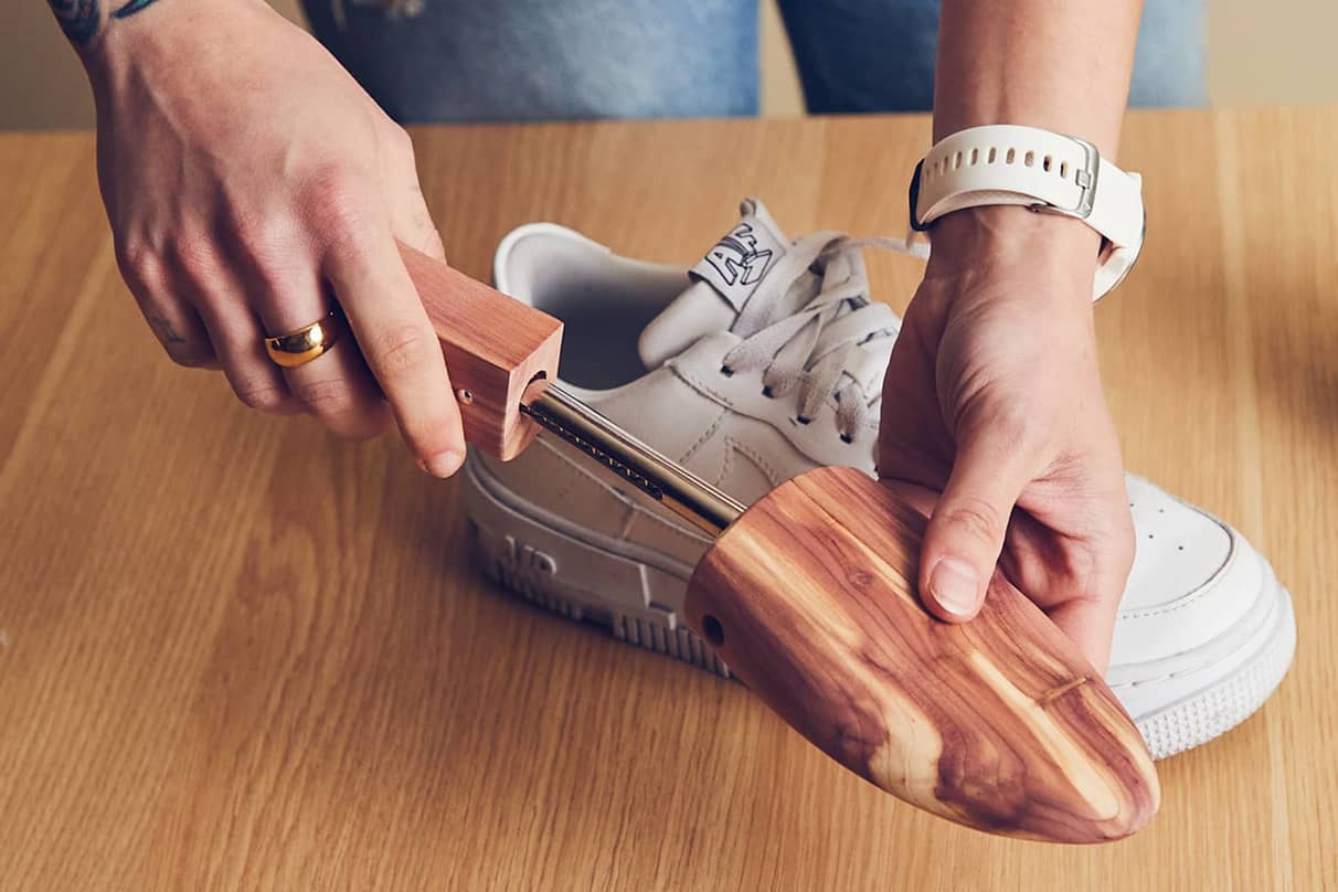 Cómo eliminar los pliegues y las arrugas de las zapatillas